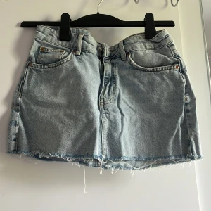 Jeans kjol - Kort jeans kjol från gina tricot