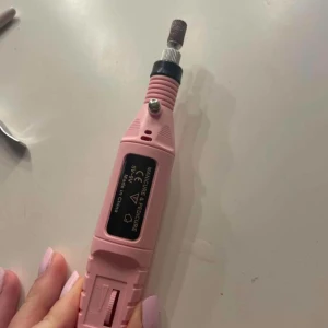 Elektrisk nagelfil rosa - Elektrisk nagelfil i ljusrosa , perfekt för nybörjare. Kabel tillkommer