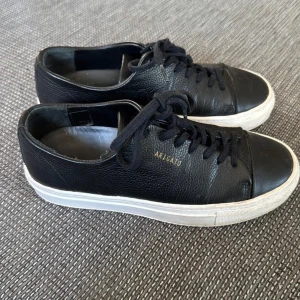 Axel arigato  - Axel arigato skor bra conditon storlek 35 använd inte så många gånger
