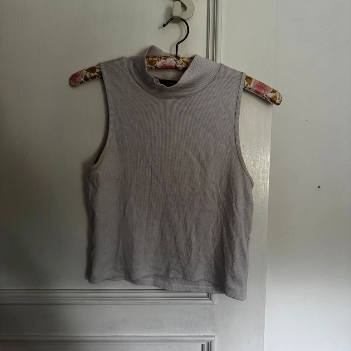 Vit ärmlös polotopp