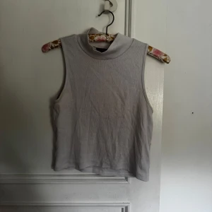 Vit ärmlös polotopp - Snygg vit polotopp i ribbad bomull. Kan mötas upp i Norrköping 😊