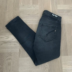 Dondup George jeans 32 - Säljer nu dessa riktigt feta dondup George i storlek 32. De är i riktigt fint skick! Hör av dig om du har funderingar!