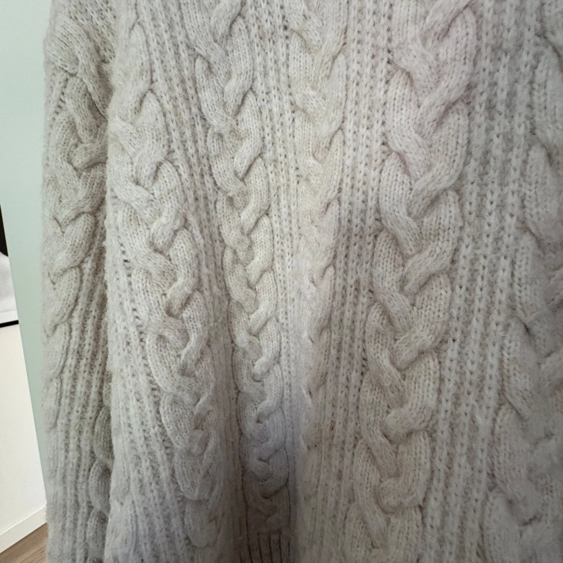 Beige kabelstickad tröja - 3