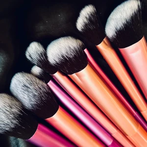 Polychrome 8 pcs makeup brush-set - Makeup brush set i 8 delar tillverkade i mjukt syntethår för puder, rouge, foundation, concealer & ögonskugga. Dom polykroma skaften är 14 cm långa och av lättviktsmetall och plast för enkel applicering. Ett komplett set med borstar för din dagliga sminkrutin. Oanvända.