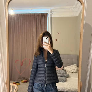 Moncler jacka - Säljer Dena super fina Moncler jacka då den inte passar längre. Köpt för 6 tusen på nk Stockholm . Fint skick några små märken skriv för bild 🥰. Självklart äkta och jackan går att scanna