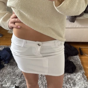 Vit jeanskjol med fickor - Står att den är i storlek L men de stämmer inte! Jag brukar ha S och den passar perfekt, säljer för att deb inte andvänds