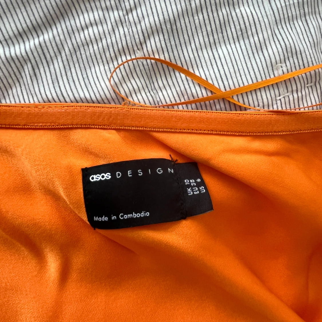 Orange axelbandslös miniklänning i satin - 4