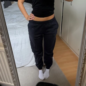 Lågmidjade mjukisbyxor - Lågmidjade mjukisbyxor i storlek XS men känns som S. Super sköna och jättefin färg, blandning mellan svart och marinblå 😍👌🏽. Supermysiga