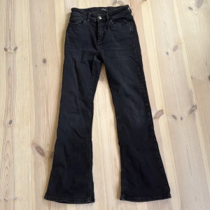 Svarta bootcut jeans från ONLY - Snygga svarta jeans från ONLY med bootcut-modell och klassisk femficksdesign. Jeansen har hög midja och är tillverkade i mjukt denimtyg som sitter skönt.
