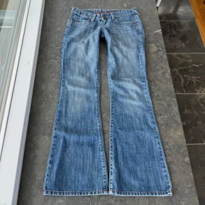 Lågmidjade jeans  - Så snygga jeans som tyvärr inte passar mig och har därför ingen bild på! Midjemått tvärsöver:38cm Midjehöjd: 17cm Inerbens längd: 77cm. Det finns några jätte små fläckar på framsidan men som är väldigt svåra att se och går säkert bort i tvätten 💕