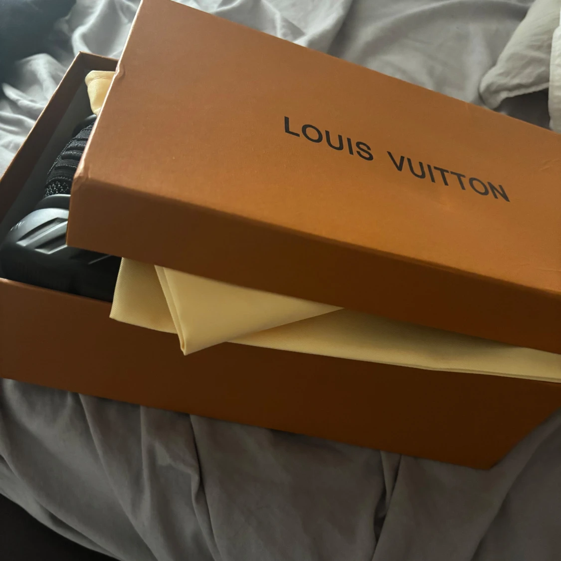 Svarta sneakers från Louis Vuitton pris kan diskuteras  - 1