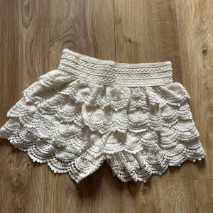 Virkade shorts  - Säljer dessa cremevita/ljusbeiga shorts då de inte kommer till användning, köpta på plick av en tjej som köpt de på Bali, stretchiga så passar allt från XS till M men sitter lite tajt på mig som vanligtvis har M i underdelar💞bara att höra av sig vid funderingar