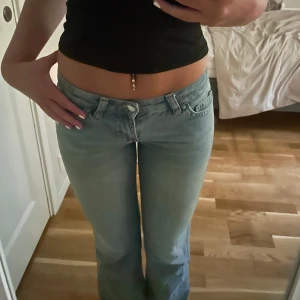 Ljusblå bootcut jeans från Gina tricot - Skit snygga lågmidjade jeans från Gina tricot, med ficka i bak💞