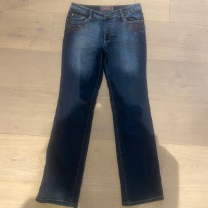 Mörkblå bootcut jeans med broderi - Supersnygga lowwaist jeans i storlek 27(passar Xs/S)🥰De är i superbra skick, säljer då dom tyvärr inte passar längre. 