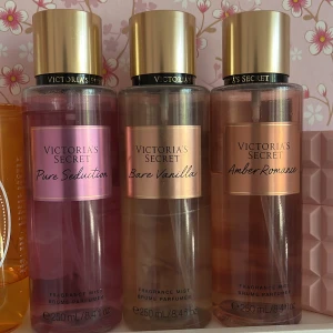 3 Victoria's Secret body mists - Tre olika body mists från Victoria's Secret: Pure Seduction, Bare Vanilla och Amber Romance. Flaskorna rymmer 250 ml. Kan sälja separat för 200kr.