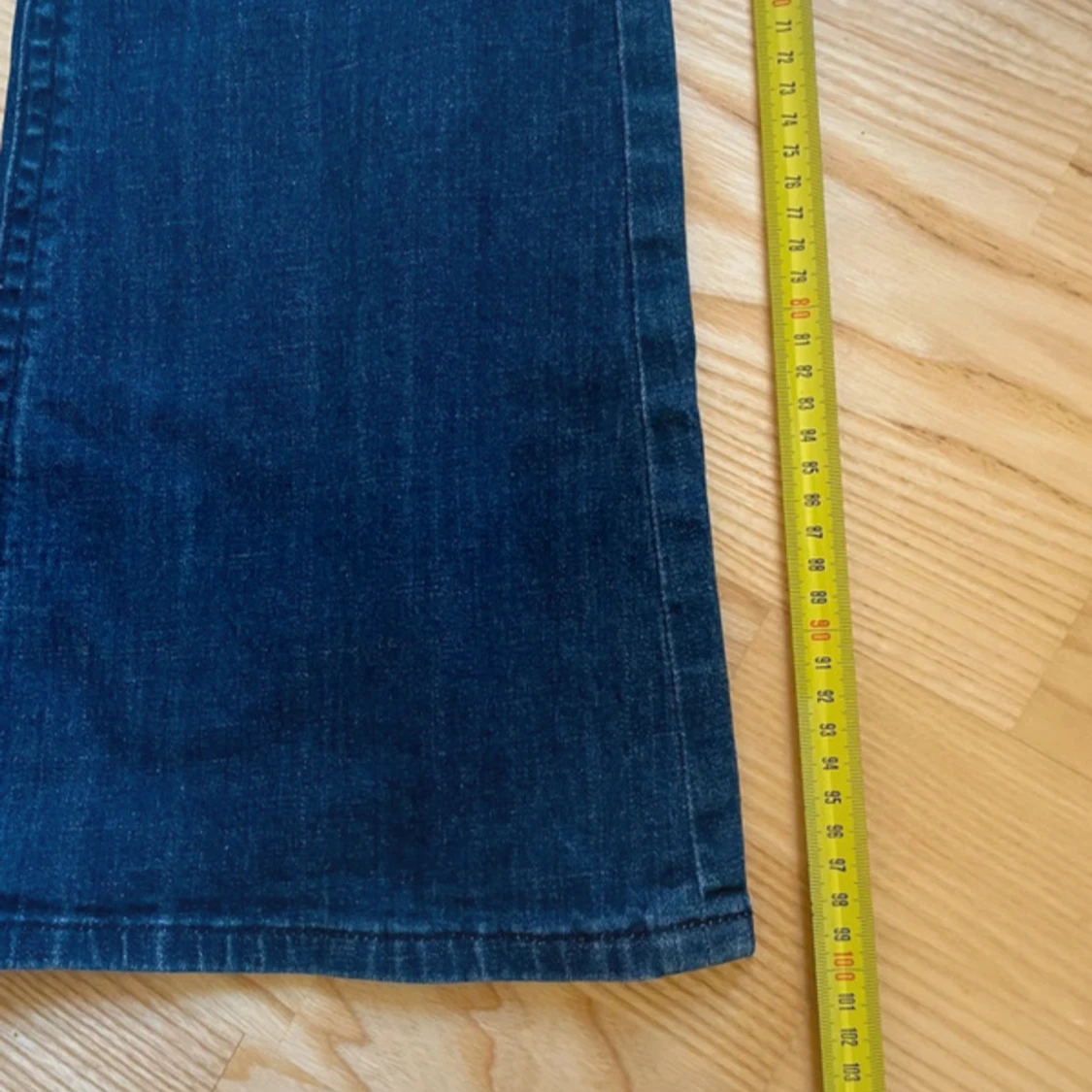 Mörkblå bootcut jeans med slitna knän - 3