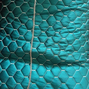 Kedjehalsband i silverfärg - Stilrent halsband med grova länkar i silverfärg. Kedjan har en klassisk karbinhake och passar perfekt för dig som gillar en edgy och modern look. Länkarna är platta och blanka vilket ger ett coolt intryck.