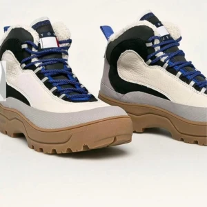 Tommy Hilfiger vinterkängor beige/svart - Riktigt snygga kängor från Tommy Hilfiger med beige, svart och grå ovandel i skinn och mocka, blå snörning och grov brun sula. Fodrade med mjukt foder för extra värme. Perfekta för kalla dagar och outdoor vibes.