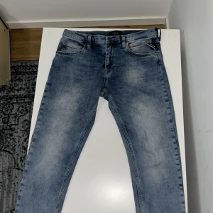 Replay ljusblå jeans med tvättad look - Snygga ljusblå jeans från Replay med klassisk femficksdesign och coolt tvättad effekt. Jeansen har raka ben, normal passform och detaljerade bakfickor. Passar 175-182