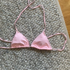 Ljusrosa trekantsbikini med knyt - Säljer denna bikini topp från shein, använd en gång, storlek xs!