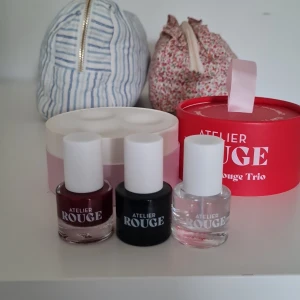  Je T'aime Rouge Trio - Ny Rouge nagellack kit. Fick i present men har inte använts. Tyckte att det var lite onödigt att den bara skulle stå så säljer den istället! Det är ett baserat, ett topcoat och ett mörkrött lack. Ny kostar 300kr, jag säljer för 200. Kan gå ned vid snabb affär. PERFEKT PRESENT