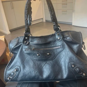 City bag  - Intressekoll på min fina väska💓💓Kontakta vid intresse! Measurements: 38 x 23 x 12 cm. Första bilden visar hur väskan ser ut nu, och dom andra visar hur den såg ut helt ny. Köpte på humana😘