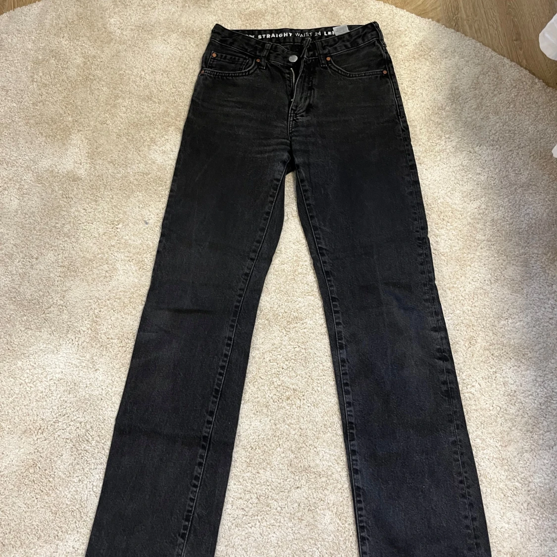 Svarta straight jeans low waist