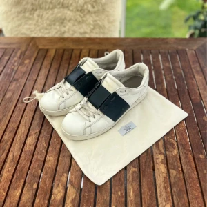 Valentino Open Vit - Vita Valentino Opens till salu, alla nitar på plats på båda skorna, 100% äkta. Storlek: 45 | Nypris: 7000+ | Mitt pris: 2299 | Skick: 7 / 10, limmade på ett par ställen där sömmen börjar släppa, inget som är särskilt tydligt. Skriv vid funderingar!