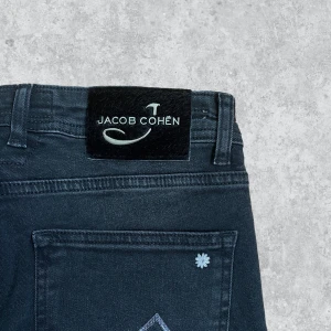 Jacob Cohën Limited Edition 688 - Tjena! Säljer dessa Limited Edution Jacob Cohën Jeans i modellen 688✨ Mycket fint skick✨ Storlek 31 med uppsydda till ytterbenslängd 91✨ Har du någon fråga eller fundering är de bara att skriva