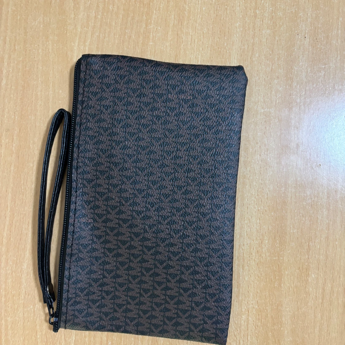 Svart kuvertväska med mönster - 2