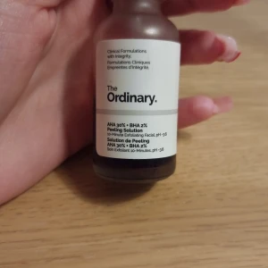 The Ordinary AHA 30% + BHA 2% Peeling - The Ordinarys ikoniska AHA 30% + BHA 2% Peeling Solution i glasflaska med pipett. Lösningen är mörkröd och används som en exfolierande ansiktsmask. Perfekt för dig som vill ha glow och jämnare hudstruktur. Används inte sv mig längre så tänke sälja för billigt pris till någon som mp vara i behov av den.