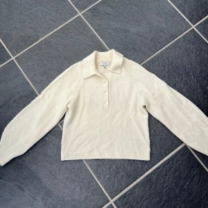 Stickad tröja &otherstories - Superfin stickad tröja med krage och knappar från &otherstories. Fint skick🩷⭐️