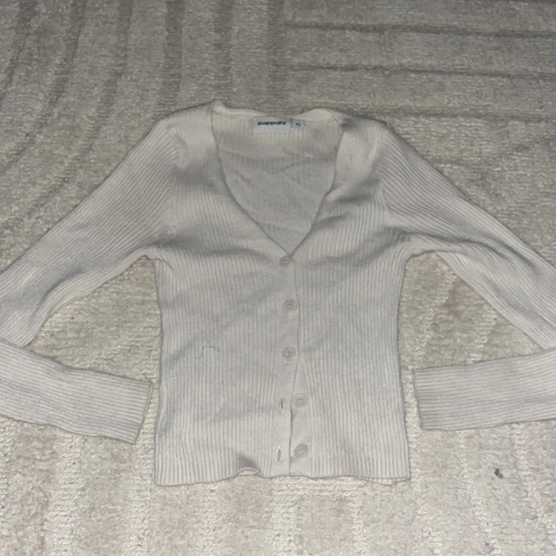 Beige ribbad kofta från Kappahl