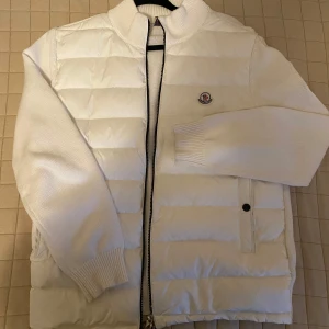 Moncler Cardigan - nyskick - En riktigt fin moncler Cardigan. Storleken är XL, men passar till L och M också. Perfekt till sen sommar eller höst. I princip oanvänd, Max 10-11x.