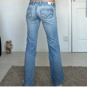 Ljusblå Levis jeans - Säljer ett par ljusblå Levis 501 jeans med raka ben och låg midja. Bilderna är från tidigare ägare. Säljer de då de va lite för tajta för mig och lite korta i längden (jag är 173cm). 