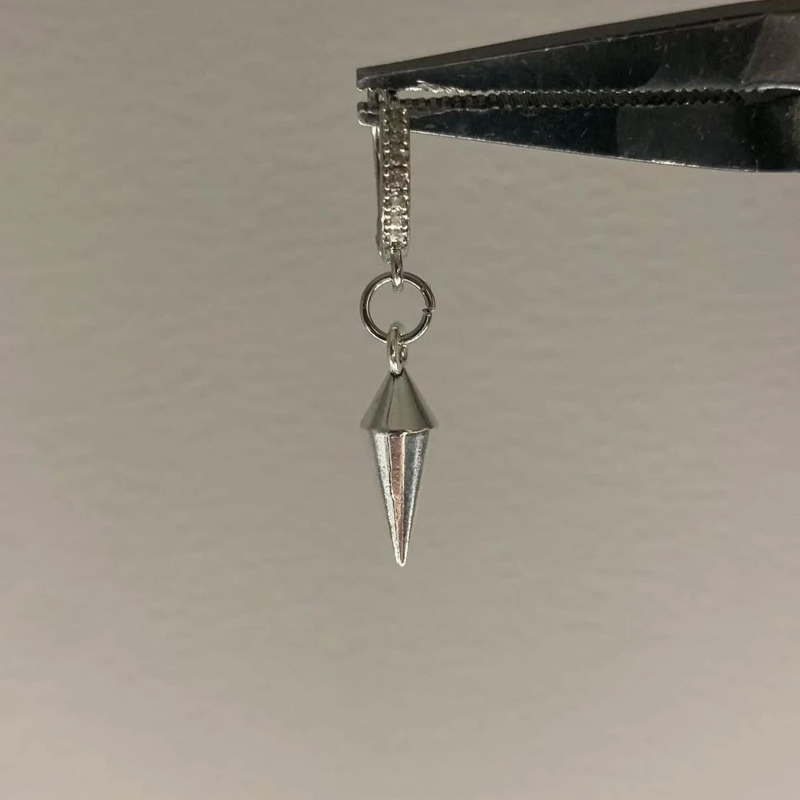 Silvrigt örhänge med konformad detalj - 1