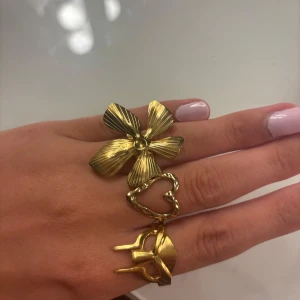 3-pack ringar - Säljer dessa tre unika och snygga ringar tillsammans då de inte används längre💛🌸Alla ringar går att justera efter strolek!