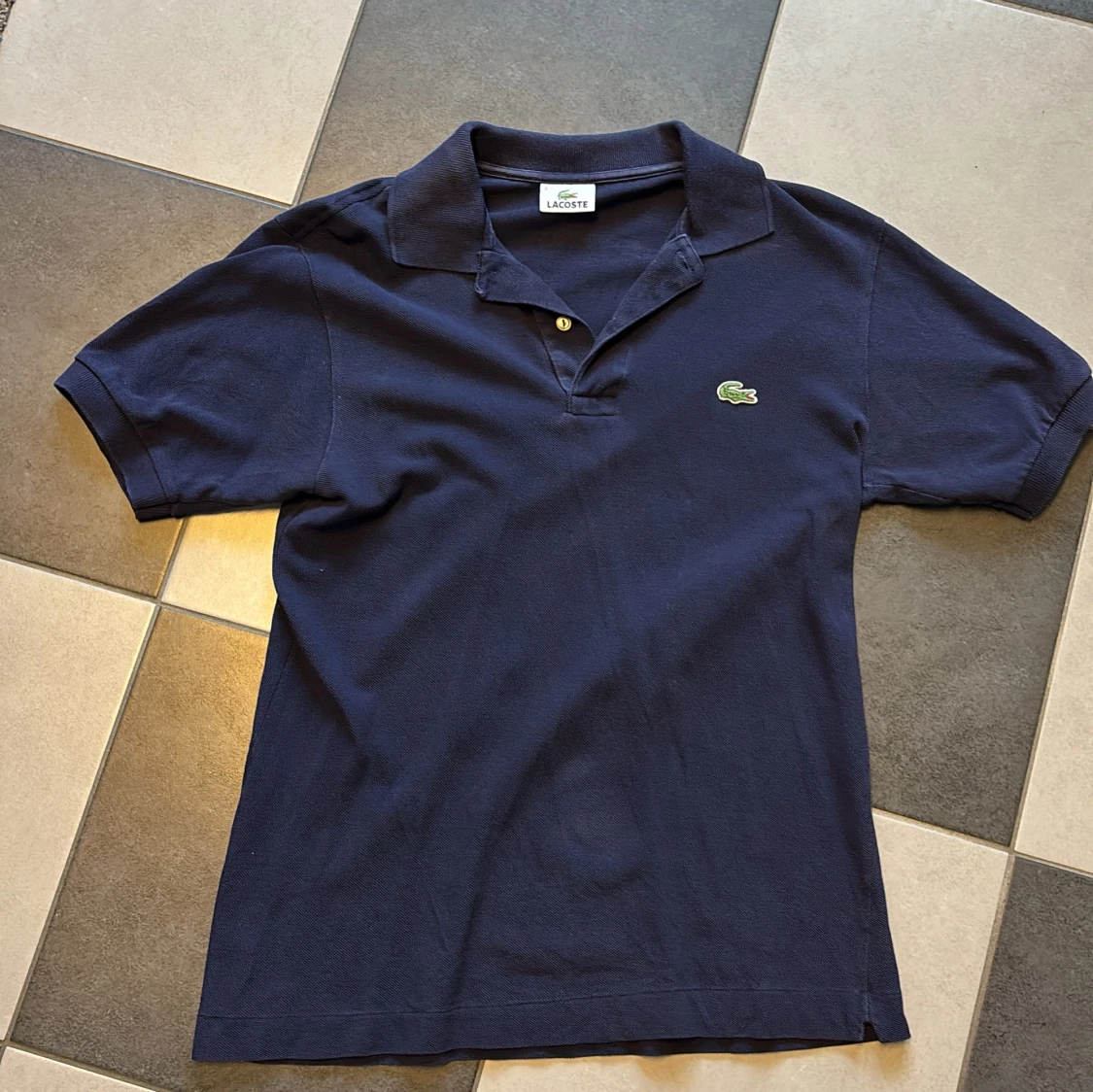 Marinblå pikétröja från Lacoste