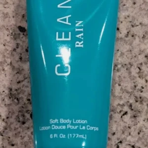 SÖKES: Clean Rain Body Lotion - Turkos tub med Clean Rain Soft Body Lotion. Fräsch och återfuktande kroppslotion med lätt doft, perfekt för daglig användning. Snygg och stilren förpackning som är enkel att ta med i väskan.