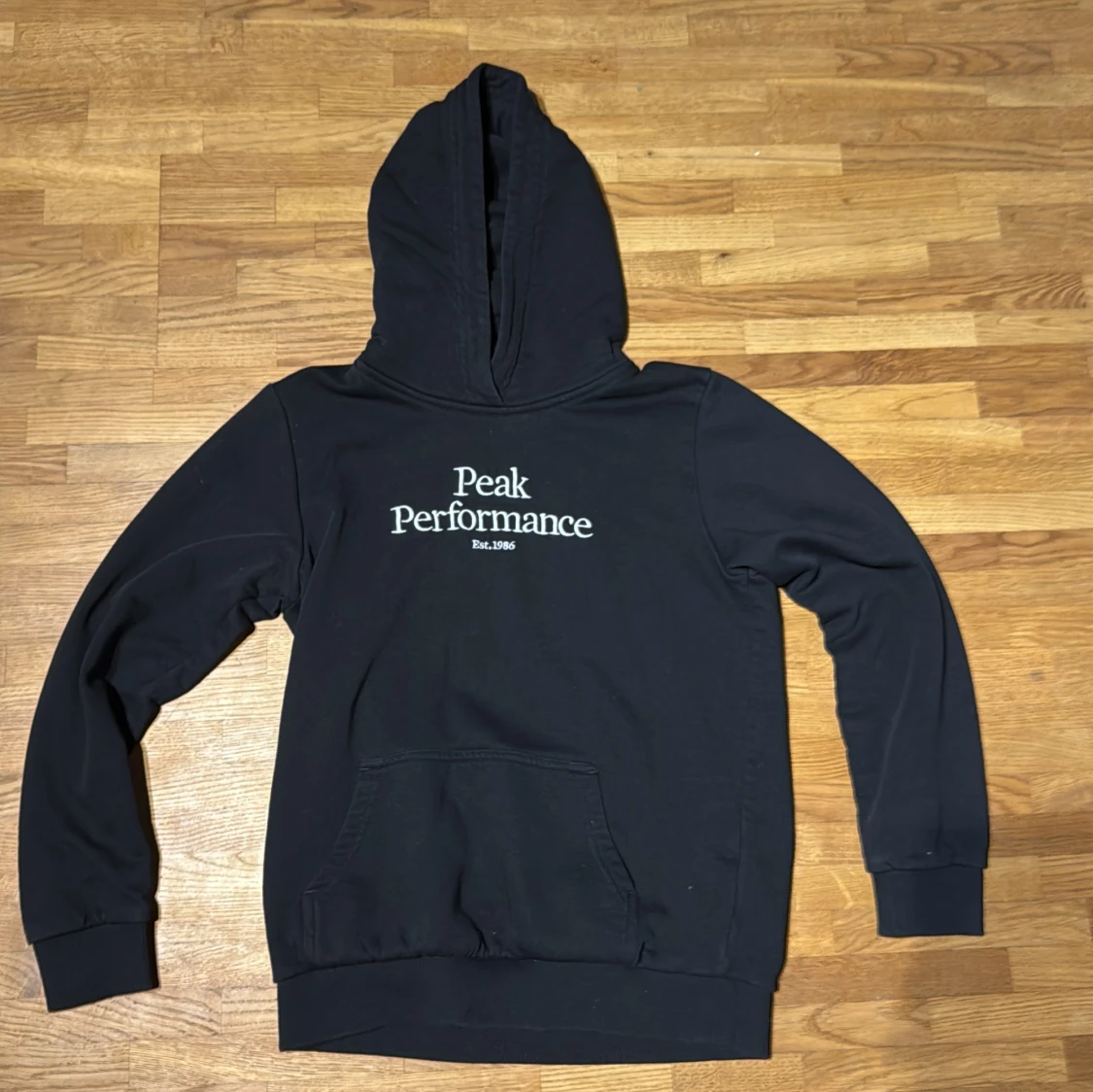 Svart hoodie från Peak Performance