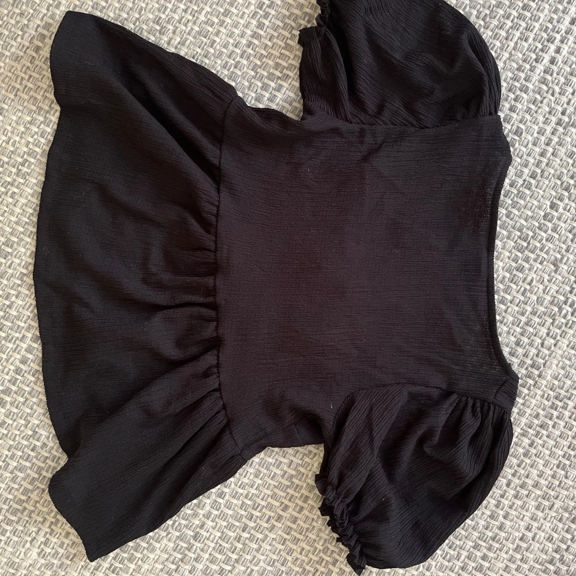 Svart blus med puffärm från Gina Tricot - 1