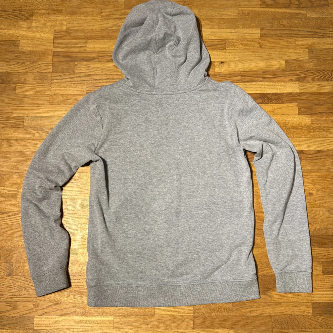 Grå hoodie från Tommy Hilfiger - 1