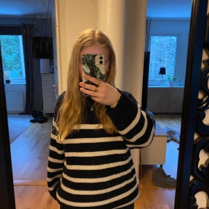 Stickad randig luv tröja  - Jätte skön och mysig stickad tröja från Zara. Bra skick men välanvänd. Inga defekter eller fläckar. Jätte varm och skön så perfekt nu till hösten och vintern. Hör av dig vid några frågor💞