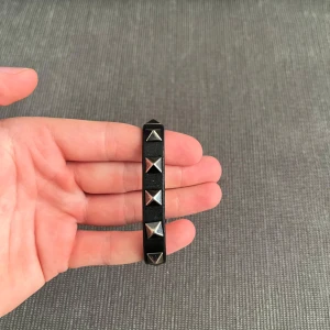 Valentino armband svart/silver - Tjena, säljer nu detta riktigt snygga och populära valentino armbandet, de är i bra skick men finns små tecken på användning, se alla bilder, endast armbandet ingår, hör av er vid frågor och funderingar🙌🤝