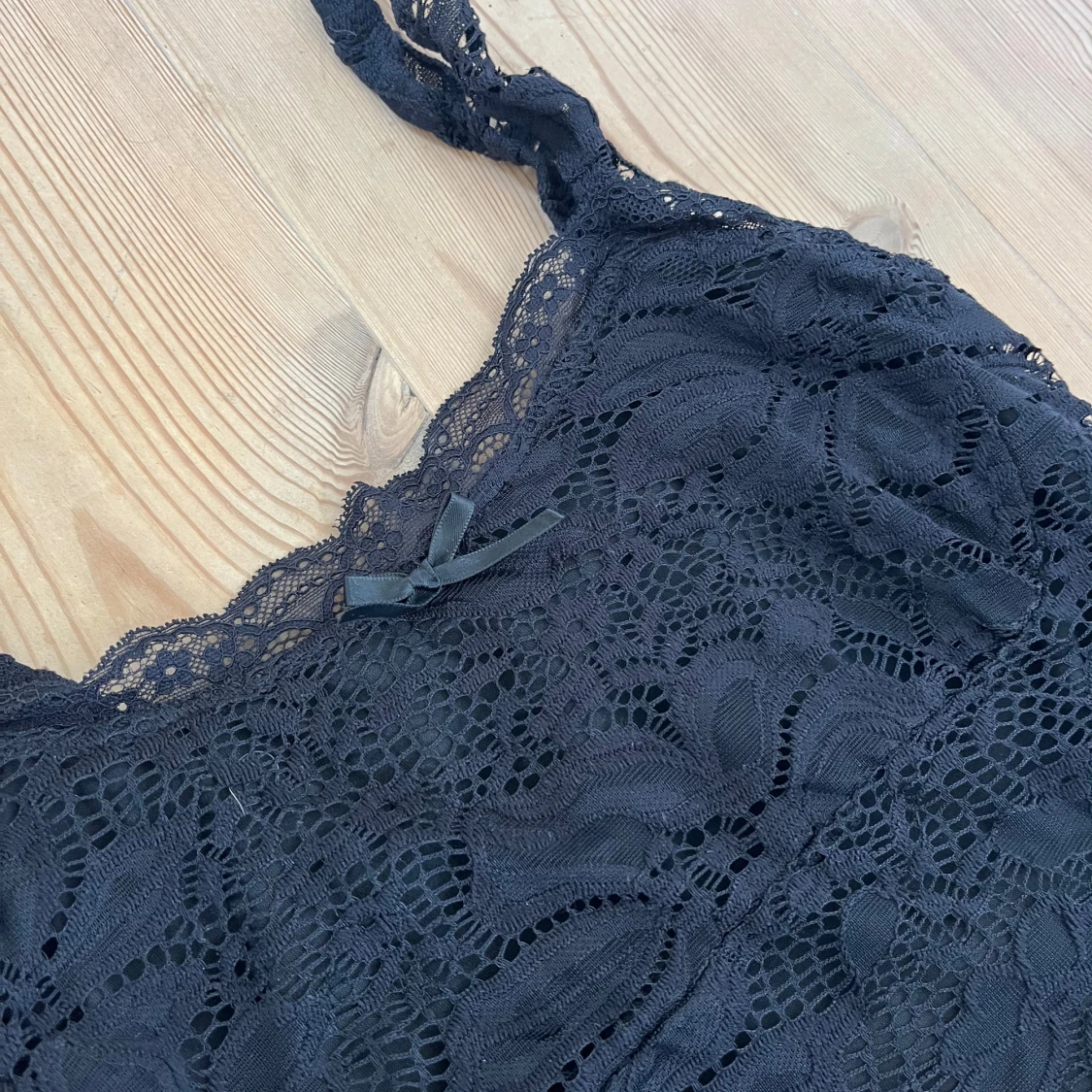 Svart spetslinne med rosett - 1