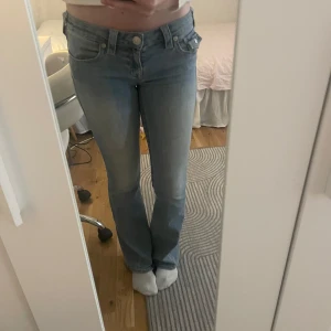True religion jeans - Säljer ett par jättefina true religion jeans, de är i jättebra skick men har dock ett hål på baksidan. Hålet sitter dock så man inte kan se det. Beninnerlängden är 91cm och midjemåttet är 72cm. Priset kan även diskuteras. Skriv till mig om ni har några frågor/funderingar💗
