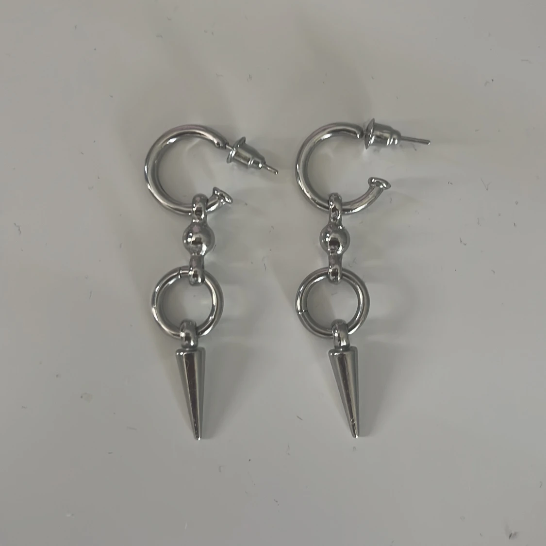 Silvriga örhängen med spikes