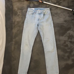 Ljusblå skinny jeans från hm - Säljer ett par ljusblåa jeans från hm. Bra skick.