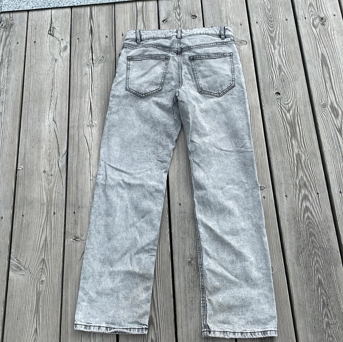 Grå raka jeans från Lindex  - 1