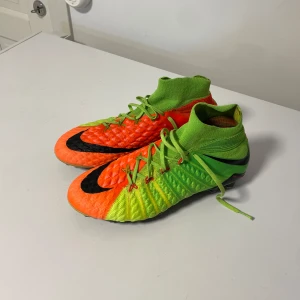 Nike hyperventilerade Phanyom 3 FG - Säljer ett par hypervenom med FG dobbar. Skick 8/10. Storlek 42. Skriv vid frågor eller fler bilder. 